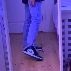 Populära jeans med slits  - Populära snygga jeans med slits, andvända en en gång och är i jätte bra skick. Passar på någon som vanligtvis har 38/40 i storlek. 💖