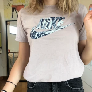 Nike t-shirt  - Säljer denna as fina Nike t-shirten. Super bra kvalite och jätte bekväm. Storlek XS. 