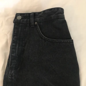 Jeanskjol  - Gråsvart jeanskjol!