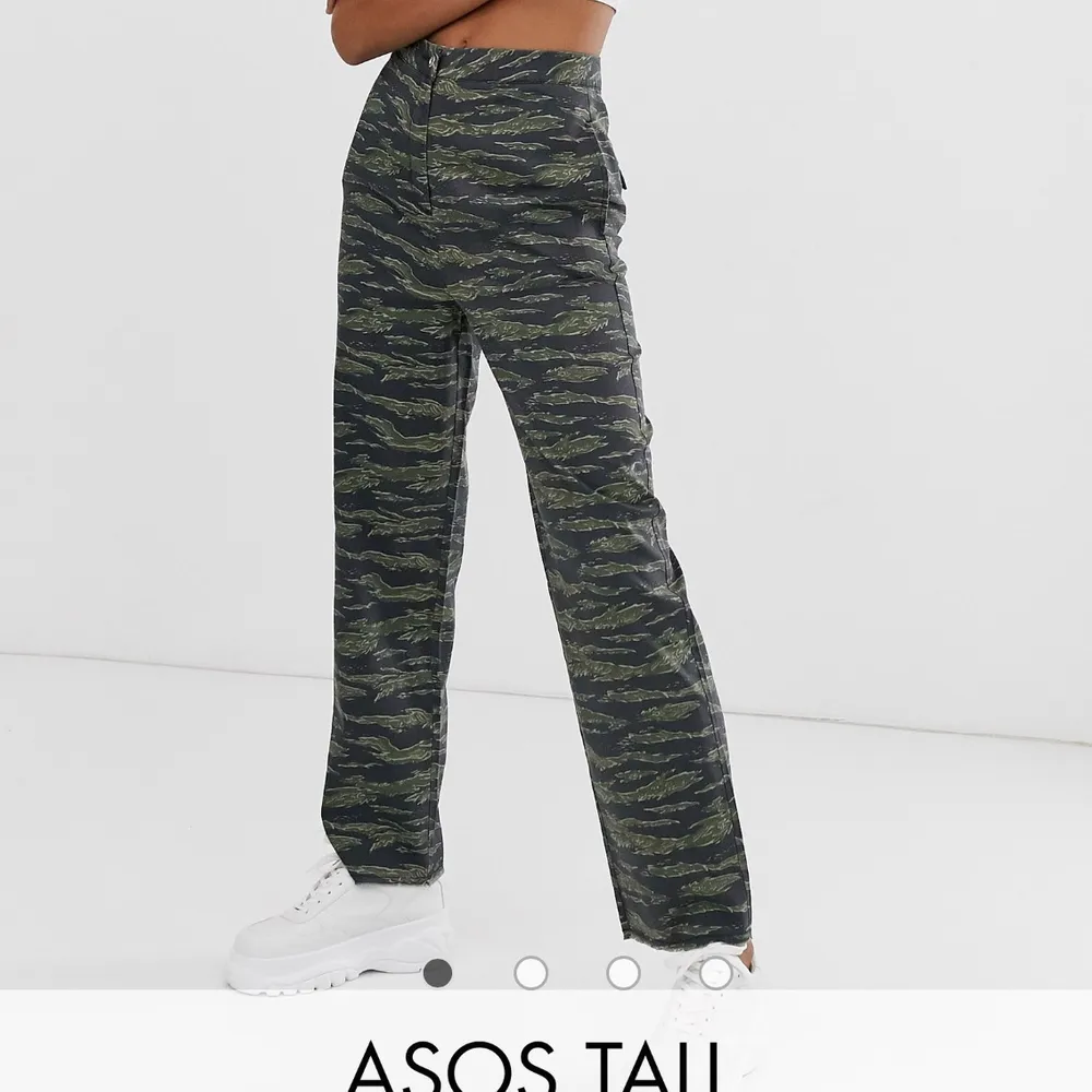 Coola camouflage byxor från asos. Helt oanvända och lappen finns kvar.. Jeans & Byxor.