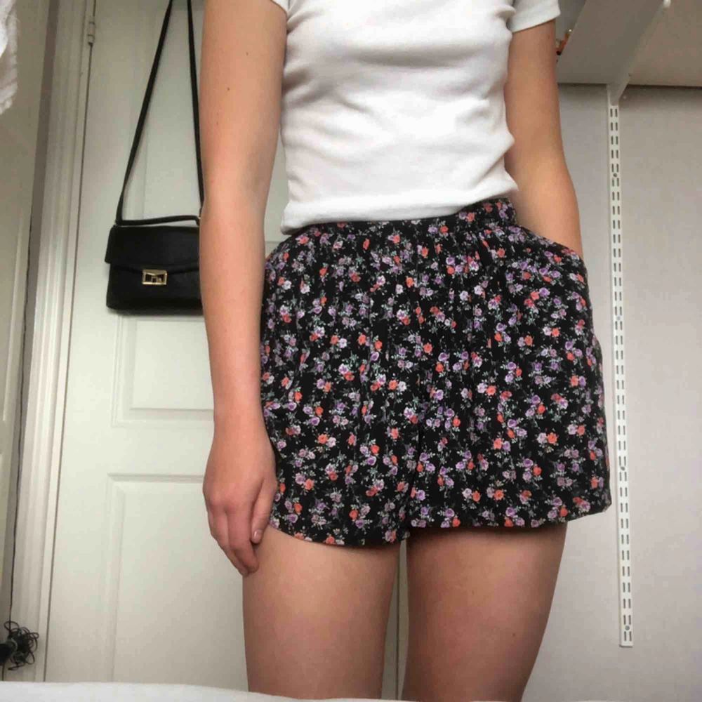 Shorts-kjol med blommigt mönster och fickor. Passar s men en simpel säkerhetsnål, väldigt skön och använd fåtal ggr. Bara att höra av sig vid frågor!🍀. Kjolar.