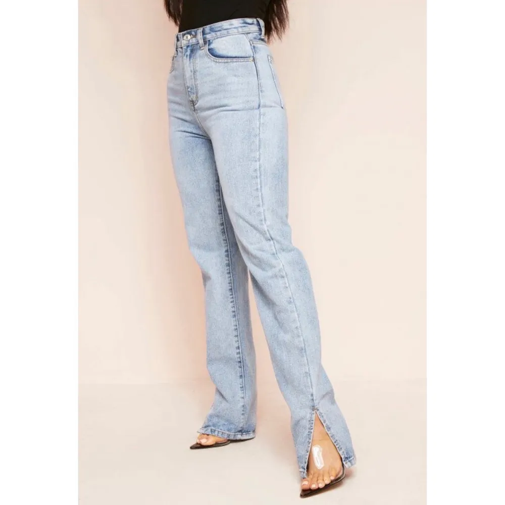 Populära jeansen med slits, as snygga men tyvärr lite för stora för mig så har klickat hem ett par nya i en mindre storlek🥺 skulle säga att det passar någon som har 38/40 i byxor💖💖. Jeans & Byxor.