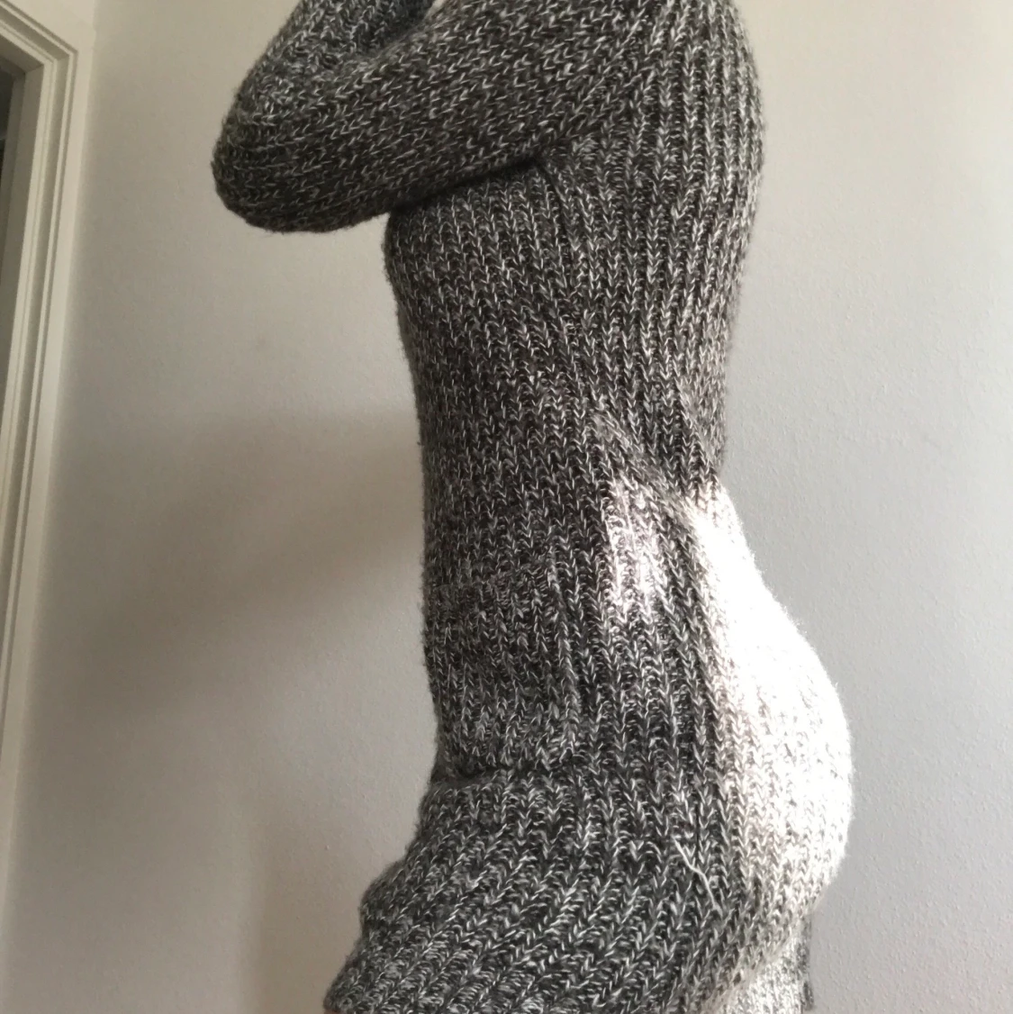 Stickad grå klänning