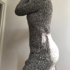 Stickad grå klänning - En stickad grå klänning från newyorker med fickor där fram. Den är ganska kort, går ungefär ner två tredjedelar på låret på mig som är 170 cm. Perfekt för hösten!!❣️❣️
