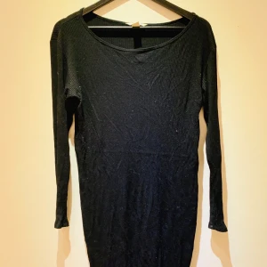 Svart ribbad klänning  - Svart ribbad klänning från H&M. Storlek L och slutar ovanför knäna på person 160 cm. Använd ett antal gånger, 5-6 tillfällen men är absolut i bra skick. Klänningen är lite nopprig på vissa ställen pågrund av användning.  