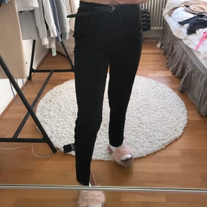 Kostymbyxor från Mango i storlek XS - Fina kostymbyxor som e köpta i Spanien från mango. Prislappen sitter fortfarande på (köparen står för frakten) nypris 300kr budpris 200kr 