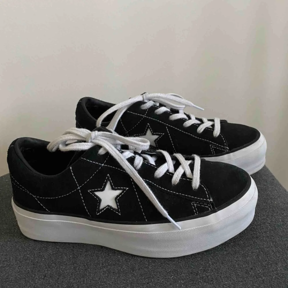 Säljer dessa svarta Converse One Star Platform sneakers (köpta för 899kr)🖤 De är riktigt snygga och endast använda 1-2 ggr. De är i strl 37 men är stora i storleken så jag skulle säga att det är strl 38😋Säljer dem eftersom de är för stora för mig⭐️. Skor.