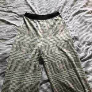 Snygga mönstrade byxor! - Mönstrade byxor med en skön passform och resor i midjan. Köpta och använda sedan sommar19 men i fint skick :-) Enda felet är att de saknar lapp och har ett par trådar som sticker ut bak i midjan! Säljer då jag har gått upp i vikt. Frakt tillkommer.