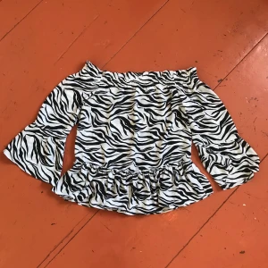 Zebra blus strl 36. - Superfin zebra blus i strlk 36! ✨ Aldrig använd. Frakt inräknat i priset. Betalas med Swish!