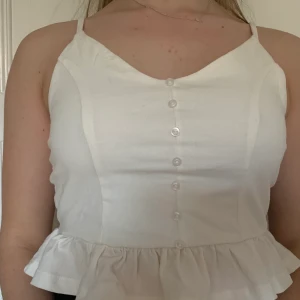 Nelly topp - Super gullig topp från Nelly helt oanvänd med prislappen kvar i strl S!💗 Passar bra nu till sommaren😚 60kr+frakt