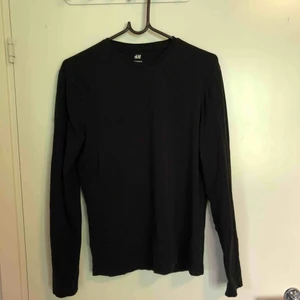  - En svart långärmad T-shirt från H&M