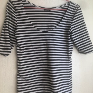 Topp från Filippa K - Fin topp som är i fint skick. Frakt ingår priset. Kan även mötas upp i Malmö  