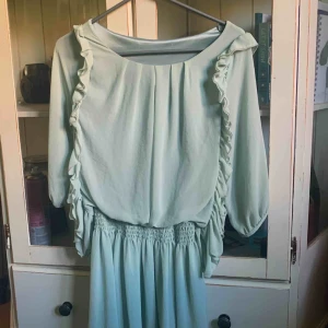  - Mintgrön klänning från okänt märke, otroligt fin