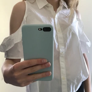 Vit skjorta/blus från Abercrombie&Fitch - Vit skjorta/blus med cutouts och volanger på ärmen. Använd ett fåtal gånger så i bra skick! Märket är Abercrombie&Fitch. 