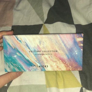 KICKS eyeshadow palette - Kicks festival collection ögonskuggspalett. Har knappt använt den och detta är en limited edition så går inte längre att köpa i butik. Nypris: 240 kr