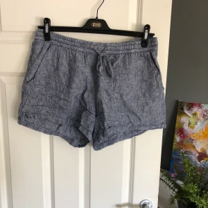 Shorts  - Blå/vit randiga shorts från Hm i linne liknande material. Storlek 40. Fint skick. Porto 44kr 