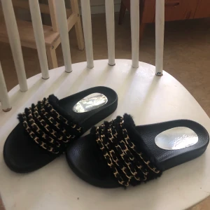 tofflor - knappt använda så dom är i mycket fint skick! perfekta tofflor att slänga på sig om man bara ska till ica, men detaljerna gör att dom även passar att ha på fest