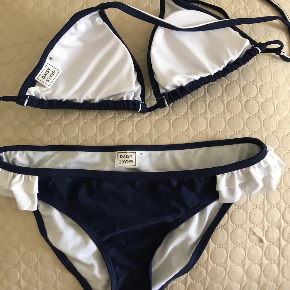 Helt nya bikinidelar från Daisy Grace, köpte tyvärr fel storlek💕 95 kr per bikinidel. Betalning via swish, kan även mötas upp i Stockholm. . Övrigt.