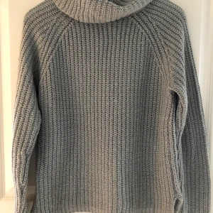 Grå polotröja - Säljer denna gråa stickade polotröja 