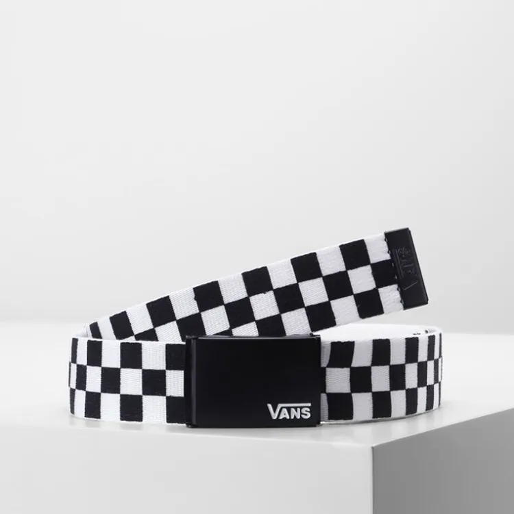 Vans bälte köpt på Zalando! Mäter 118cm inkl ”metalldelen”. Passar till allt och även snyggt ensamt över en tshirtklännning då det markerar midjan!  Delar av bältet har tappat lite färg och därmed det billiga priset, annars bra skick. Gratis frakt💕💕. Övrigt.