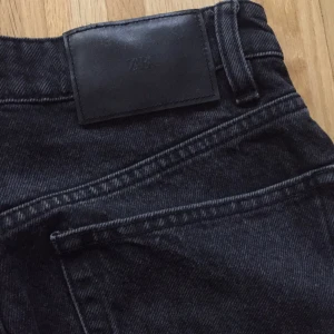 svarta straight leg jeans - svarta raka jeans från zara. storlek 36, nästan aldrig använda. HÖR AV ER VID FRÅGOR