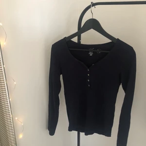 Blå tröja med knappar - från hm, inte använt 
