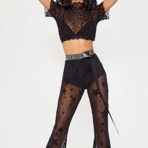 Mesh stat byxa storlek S - En mesh star flock flared byxa i storlek S! Aldrig använts! Ganska tunna samt genomskinliga som ni ser på bilderna. Supersnygga till allt och sköna att ha under sommaren! 