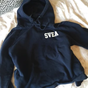 Svea hoddie  - Säljer en svea hoddie i väldigt bra kvalite!