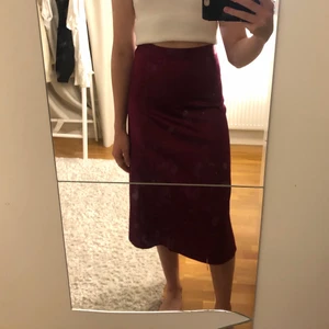 Satinkjol - Satinkjol från NAKD. Storlek 34, passar även 36. Nästintill nyskick då den är varsamt använd!