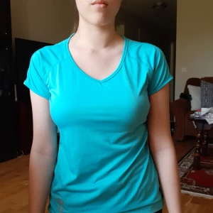 Ljusblå träningströja - Ljusblå stretch tröja, tunn och skön för träning. Knappt använd. Inga fel vad jag kan se :) 100 inkl frakt