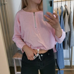 Rödrandig blus - Rödrandig blus med justerbar snygg dragsko i midjan. Fint skick