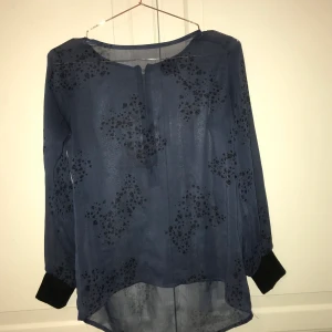 Tunika stl 146/152 - Fin tunika i storlek 146/152. Genomskinligt tyg, marinblå med små dödskallar. Kan få fler bilder.