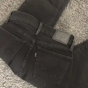 Svarta Levis jeans som är i modellen 710. Jättebra skick, frakt tillkommer!
