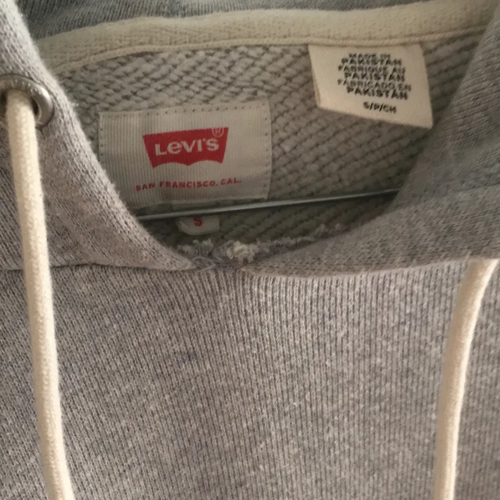 Säljer en klassisk Levis hoodie, den är i bra skick och har använts ganska månget men har ingen användning för den längre. Den är true to size (s) och är ett stabilt jäkla plagg. Skickar på köparens bekostnad 79kr (Blåa Postnord paket) . Hoodies.