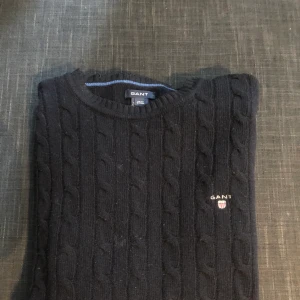 Stickad tröja från GANT - Stickad tröja från gant i bra skick. Storlek 170, sitter som xs.