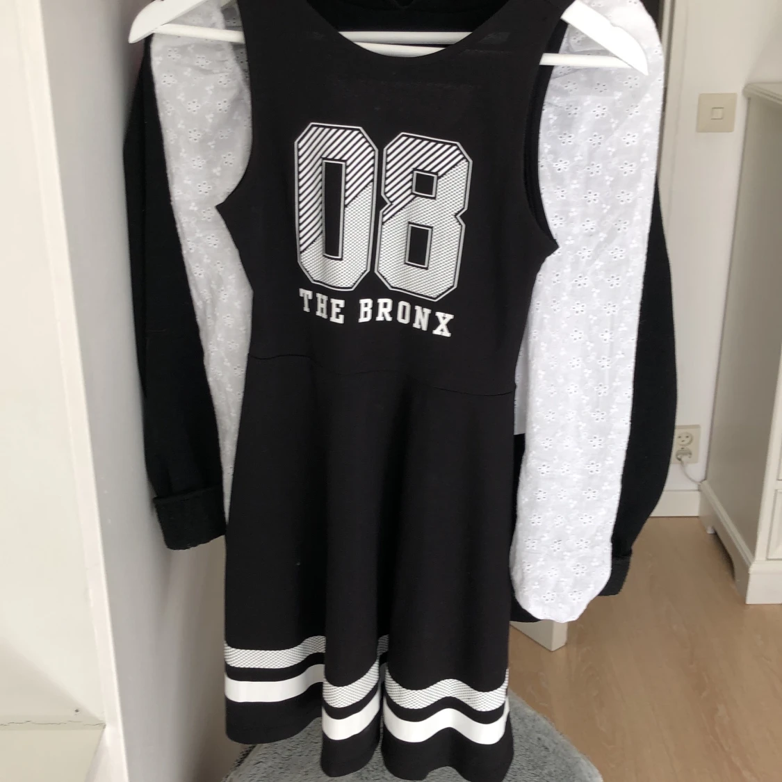 Svart klänning med vita detaljer  - 90