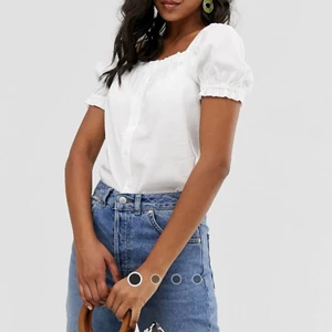 Naturvit top med fyrkantig halsringning - Slutsåld topp från ASOS. Säljer då jag beställde fel storlek. Nypris: 400kr