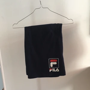Fila basket shorts!  - Mer eller mindre helt nya fila shorts. De är i storlek S! Frakt tillkommer för köparen, 39kr.