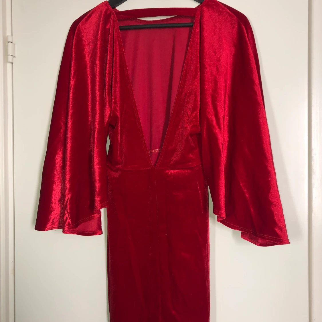 Elegant röd klänning - öppen rygg - 90