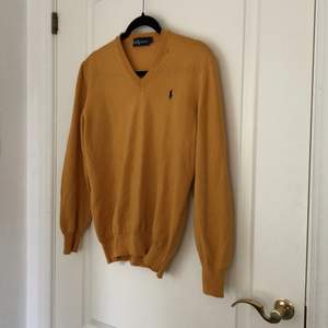Vintage Ralph Lauren tröja i senapsgul färg! Har två hål därför går den på ett lågt pris. FRAKT INGÅR