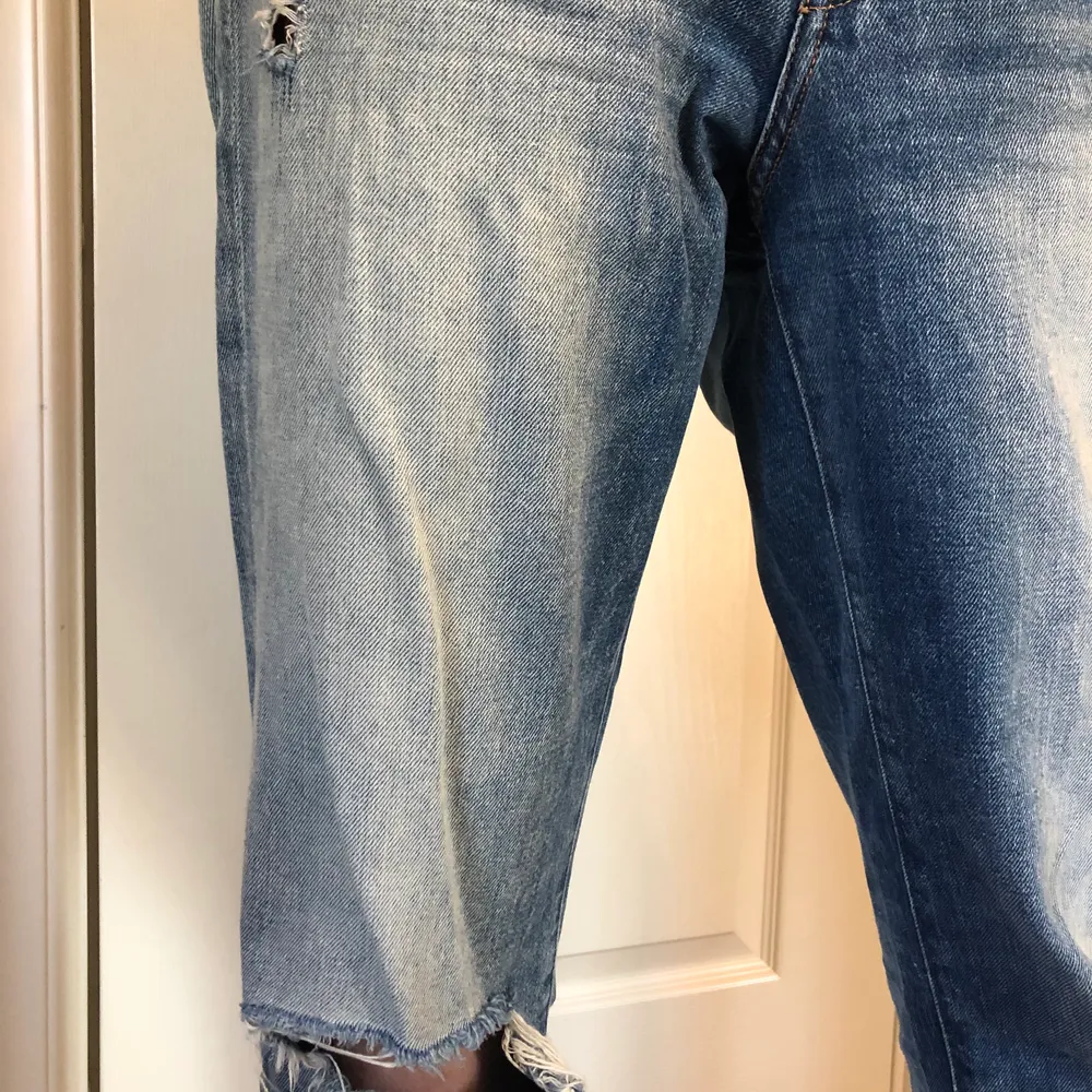 Raka jeans med slitningar. Färgen ser mörkare ut på bilderna än vad den är. Korta på mig som är 174cm. Frakt tillkommer . Jeans & Byxor.