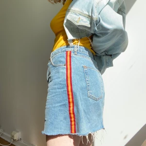 JEANSKJOL URBAN OUTFITTERS - Jeanskjol från Urban Outfitters i bästa ljusblå färgen! Med detalj längst sidorna🧡❤️ Mycket gott skick. En liten storlek large skulle jag säga. Är vanligtvis en S/M (den är för stor för mig).