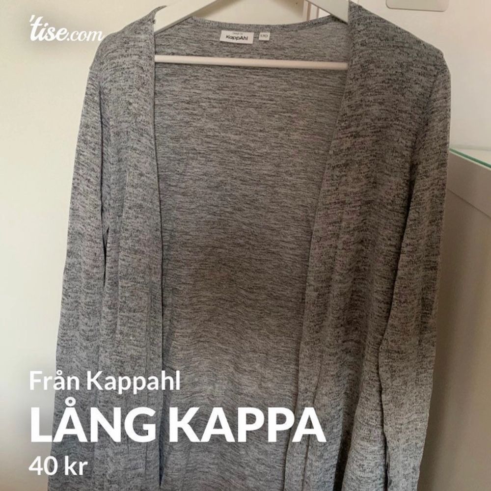 Jätte fin grå lång kappa från Kappahl. I storlek 170 men skulle säga att det passar en XS också! I superfint skick! Frakt tillkommer och betalning sker via swish💓 Skicka ett meddelande om du har några frågor, vill diskutera pris eller om du vill ha fler b. Tröjor & Koftor.