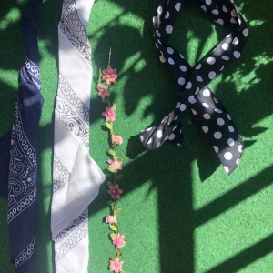 håraccessoarer! - massa olika fina grejor för fin sommarfrisyr. de två till vänster kostar 10 kronor styck, de blommiga 20, och den sista som är otroligt vintage och retro kostar 30. den har resår och är böjbar. hugz 