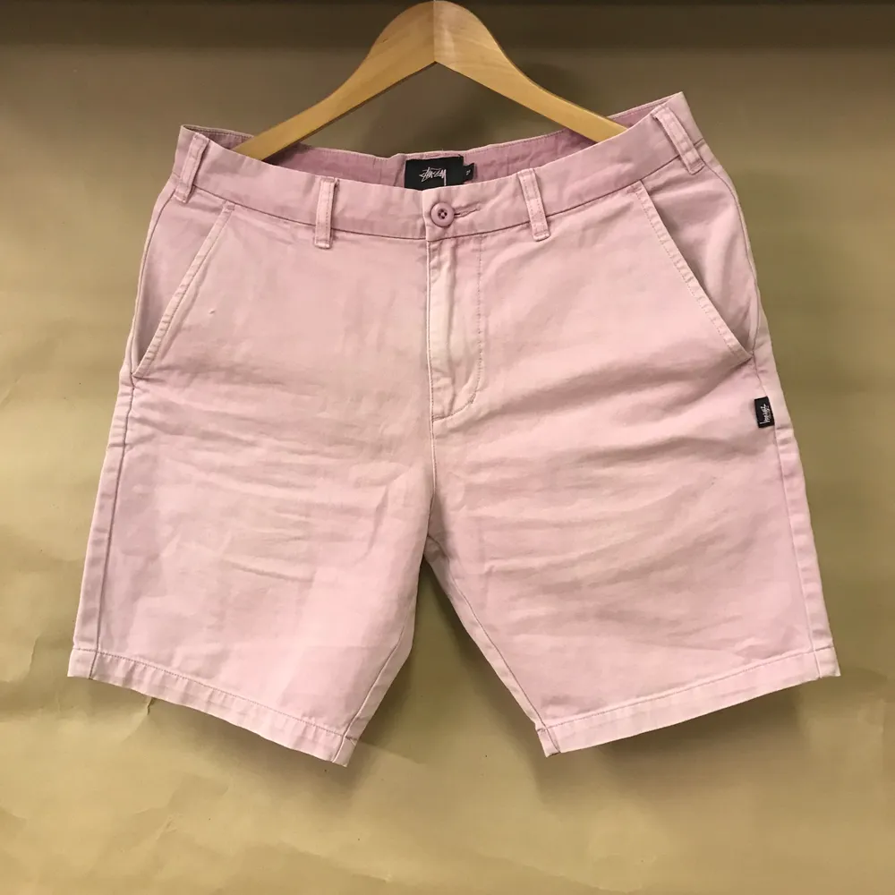 Skit coola och snygga rosa stussy shorts. Öppen till frågor samt bud! Köpare står för frakt såklart💞. Shorts.