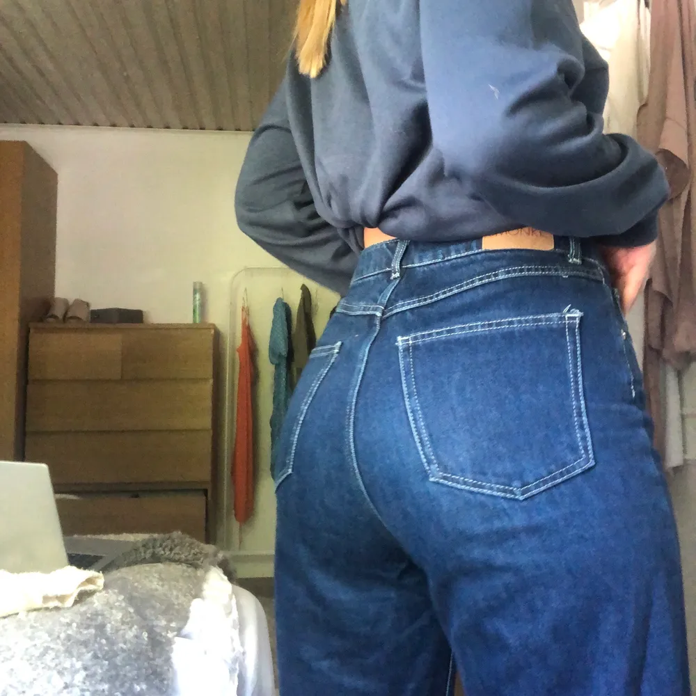Säljer mina supersnygga och trendiga jeans från Monki då se tyvärr inte passar mig! Om du vill ha mer information eller se fler bilder är det bara att höra av sig💐 köparen står för frakten🥰. Jeans & Byxor.