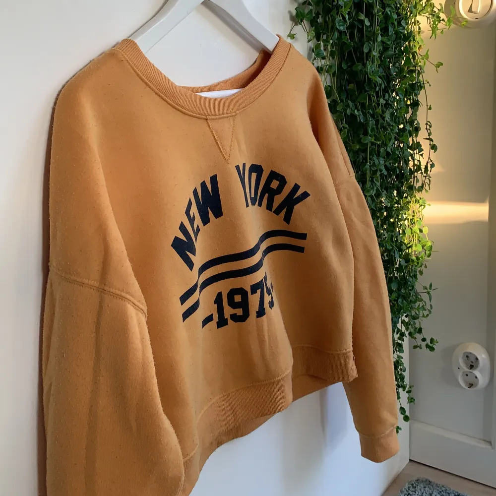 Asfet gul sweater från Fashion Express⚡️⚡️ Storlek M. Lite kortare modell. Väldigt bra skick, dock lite nopprig, därför bara 40kr + frakt!! Tveka inte att höra av dig!<33. Tröjor & Koftor.