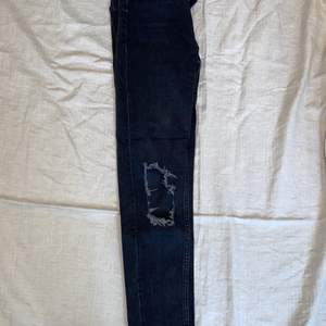 Svarta jeans med hål på båda knäna. Loose fit (”mom jeans”) storlek xs. Från Gina tricot