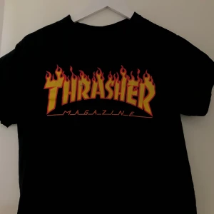 THRASHER T-SHIRT - En svart Thrasher t-shirt. Jag är 174cm och ni ser hur den sitter på mig på bild 2 & 3. Den är väl använd. Möts upp eller så står köparen för frakten💘