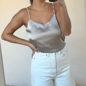 Silvrigt linne  - Från märket Glamorous. I bra skick, frakten är på 22kr